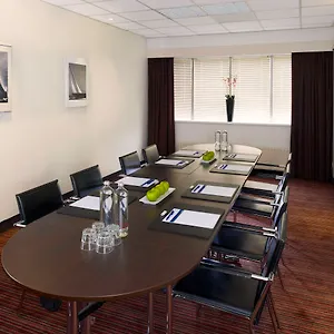 4* מלון Park Plaza
